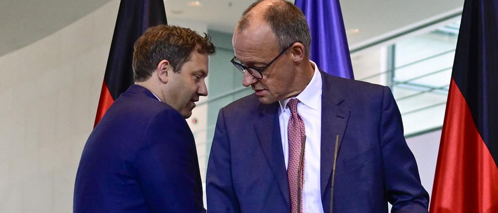 Kanzler Friedrich Merz (CDU) und sein Vize, Finanzminister Lars Klingbeil (SPD) verlassen eine Pressekonferenz.