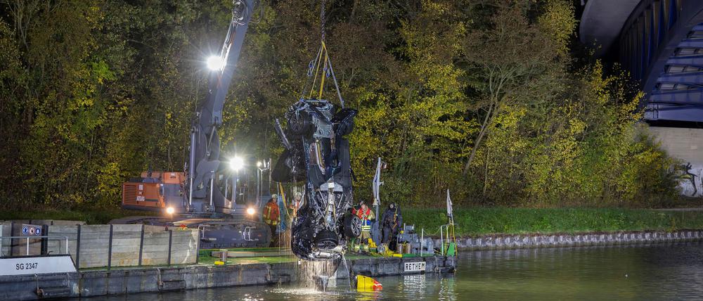 Ein Kranfahrzeug birgt ein Auto, nachdem es bei dem Unfall auf der B4 von einer Brücke in den Mittellandkanal gestürzt war.