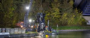Ein Kranfahrzeug birgt ein Auto, nachdem es bei dem Unfall auf der B4 von einer Brücke in den Mittellandkanal gestürzt war.