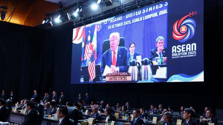 US-Präsident Donald Trump ist auf einer Videoleinwand beim Asean-Gipfel zu sehen.