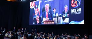 US-Präsident Donald Trump ist auf einer Videoleinwand beim Asean-Gipfel zu sehen.
