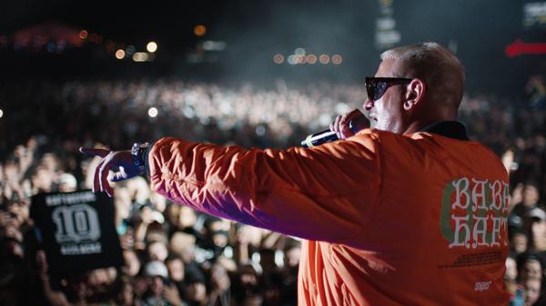 Straight out of Offenbach-Mainpark. Babo Haft dirigiert seine Fans.