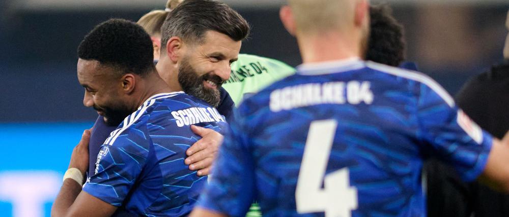 Trainer Miron Muslic (l) lässt die Schalke-Fans vom Aufstieg träumen.