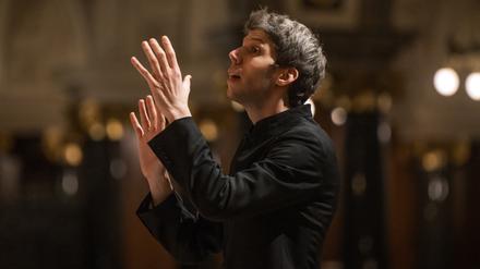 Dirigent Yuval Weinberg beim Weihnachtskonzert 2024 mit dem Rundfunkchor Berlin.