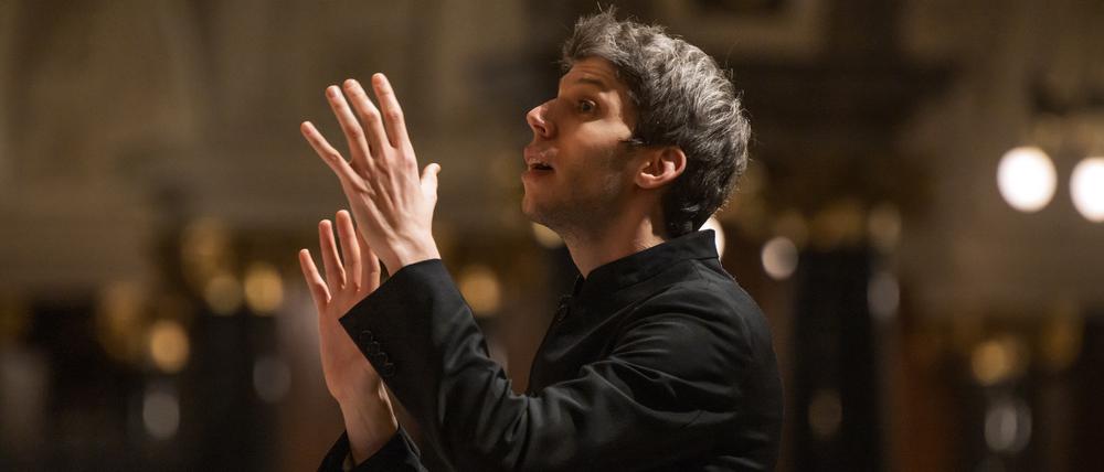 Dirigent Yuval Weinberg beim Weihnachtskonzert 2024 mit dem Rundfunkchor Berlin.