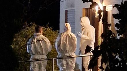 25.10.2025, Hessen, Solms: Ermittler stehen vor einem Wohnhaus, in dem drei tote Menschen entdeckt wurden. Bei den Toten handelt es sich um Vater, Mutter und Tochter. Foto: Andreas Trojak/wirSiegen.de/dpa +++ dpa-Bildfunk +++