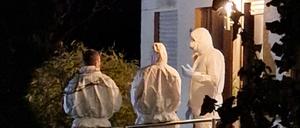 25.10.2025, Hessen, Solms: Ermittler stehen vor einem Wohnhaus, in dem drei tote Menschen entdeckt wurden. Bei den Toten handelt es sich um Vater, Mutter und Tochter. Foto: Andreas Trojak/wirSiegen.de/dpa +++ dpa-Bildfunk +++