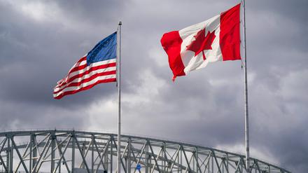 Flaggen der USA und Kanadas am Grenzübergang Point Edward im kanadischen Ontario.