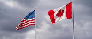 Flaggen der USA und Kanadas am Grenzübergang Point Edward im kanadischen Ontario.