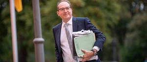 Alexander Dobrindt, Bundesminister des Innern (CSU) trifft zu einer Sitzung ein.