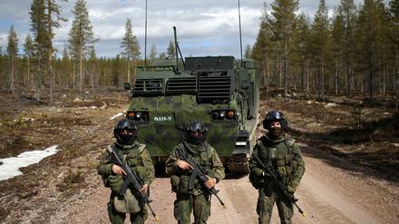 Finnische Soldaten vor einem Raketenwerfer bei einer Übung im Mai 2022
