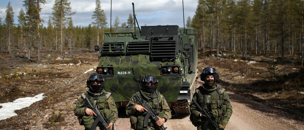 Finnische Soldaten vor einem Raketenwerfer bei einer Übung im Mai 2022