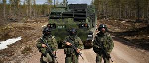 Finnische Soldaten vor einem Raketenwerfer bei einer Übung im Mai 2022