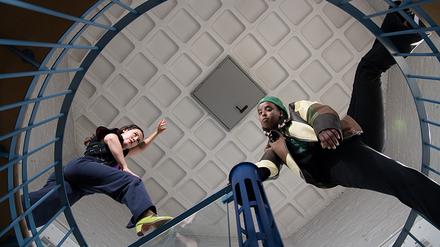 Anna Castillo und Iman Gele in der Kuppel der früheren Brauerei in der Lucy-Lameck-Straße. 