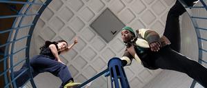 Anna Castillo und Iman Gele in der Kuppel der früheren Brauerei in der Lucy-Lameck-Straße. 