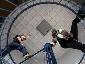 Anna Castillo und Iman Gele in der Kuppel der früheren Brauerei in der Lucy-Lameck-Straße.