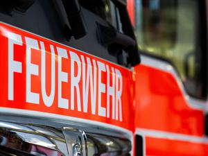 Ein Auto brennt in Berlin-Friedrichshain. Die Polizei nimmt einen mutmaßlichen Brandstifter fest. (Symbolfoto)