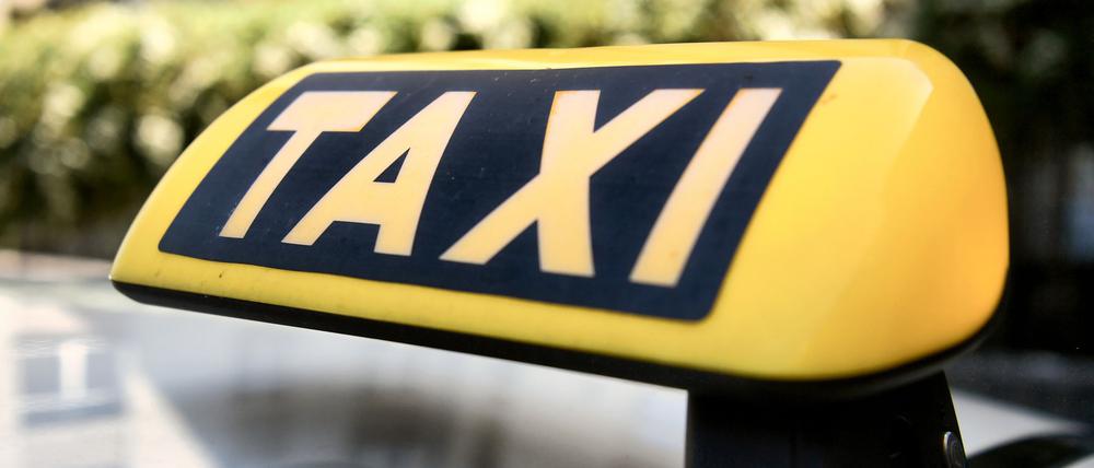 Die Straße des 17. Juni wird wegen eines brennenden Taxis gesperrt. (Symbolbild)