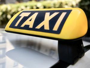 Die Straße des 17. Juni wird wegen eines brennenden Taxis gesperrt. (Symbolbild)