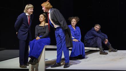 „Der zerbrochne Krug“ von Heinrich von Kleist feierte am Potsdamer Hans Otto Theater Premiere in Regie von Indentantin Bettina Jahnke.