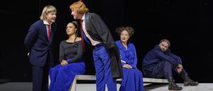 „Der zerbrochne Krug“ von Heinrich von Kleist feierte am Potsdamer Hans Otto Theater Premiere in Regie von Indentantin Bettina Jahnke.