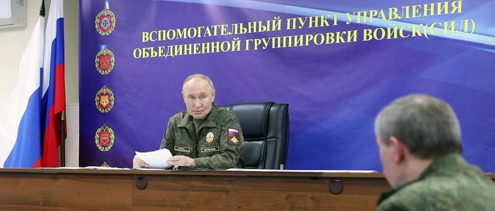 Putin ließ sich von Generalstabschef Waleri Gerassimow über die aktuelle Lage an der Front unterrichten.