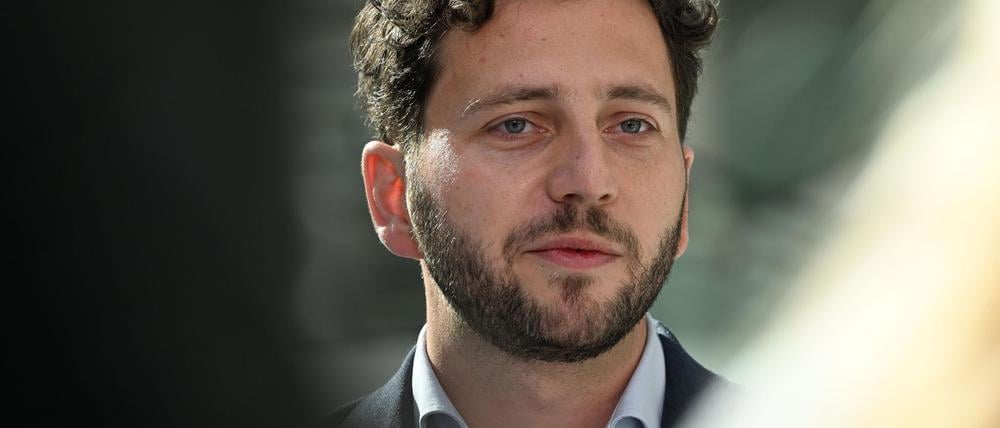 Die Aussagen des Kanzlers seien ihm zu pauschal, sagt der Co-Vorsitzende der Grünen, Felix Banaszak. (Archivbild)