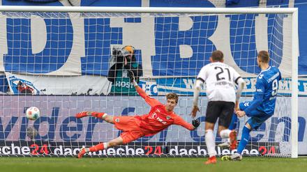 Maximilian Breunig (r, 1. FC Magdeburg) trifft per Elfmeter zum 1:0.