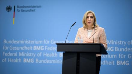 Nina Warken (CDU), Bundesministerin für Gesundheit, äußert sich bei einer Pressekonferenz vor der konstituierenden Sitzung der Finanzkommission Gesundheit (FKG) im Bundesministerium für Gesundheit.