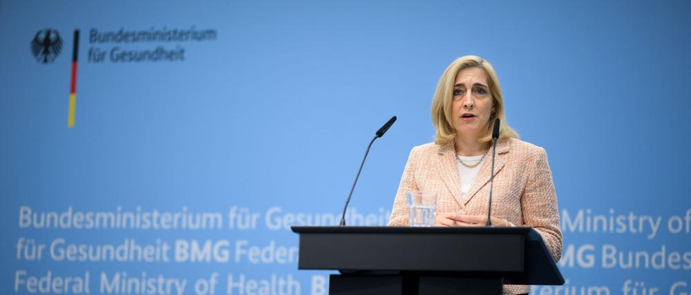 Nina Warken (CDU), Bundesministerin für Gesundheit, äußert sich bei einer Pressekonferenz vor der konstituierenden Sitzung der Finanzkommission Gesundheit (FKG) im Bundesministerium für Gesundheit.