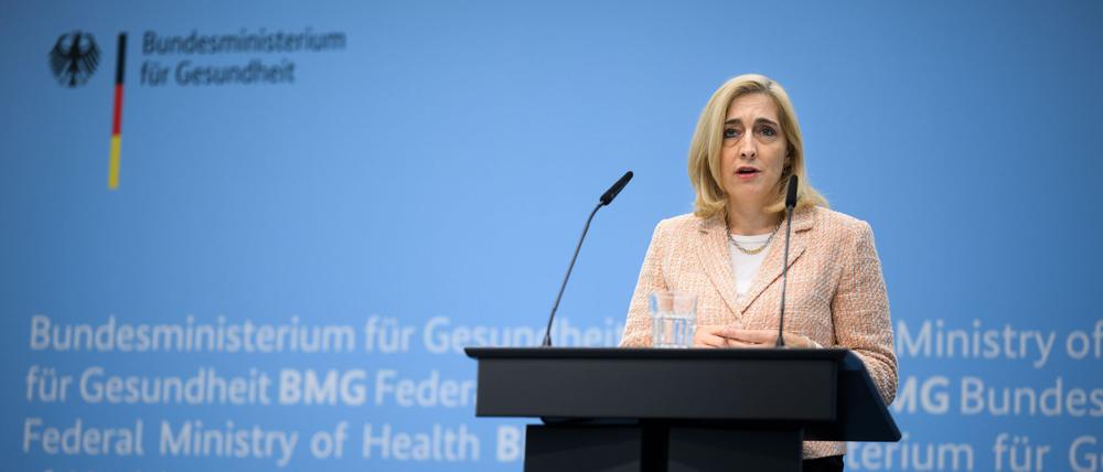 Nina Warken (CDU), Bundesministerin für Gesundheit, äußert sich bei einer Pressekonferenz vor der konstituierenden Sitzung der Finanzkommission Gesundheit (FKG) im Bundesministerium für Gesundheit.