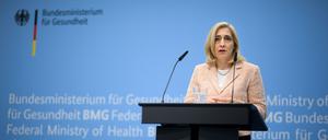 Nina Warken (CDU), Bundesministerin für Gesundheit, äußert sich bei einer Pressekonferenz vor der konstituierenden Sitzung der Finanzkommission Gesundheit (FKG) im Bundesministerium für Gesundheit. 