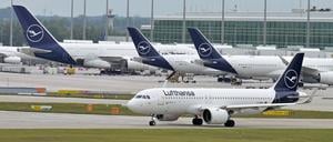 Ein Lufthansa-Flugzeug startet vom Flughafen München.