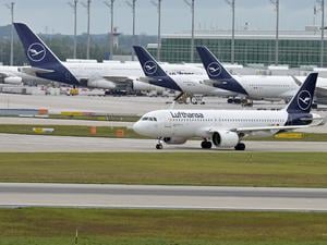Ein Lufthansa-Flugzeug startet vom Flughafen München.