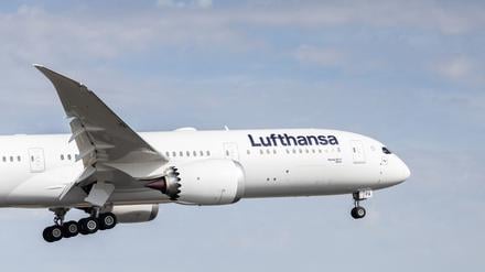 Wegen eines auffälligen Passagiers hat eine Lufthansa-Maschine außerplanmäßig in Boston landen müssen. Der Flieger war aus Chicago auf dem Weg nach Frankfurt, musste den Flug aber abbrechen, wie eine Sprecherin der Lufthansa bestätigte.