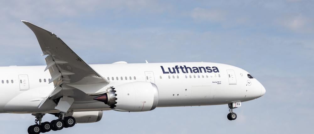 Wegen eines auffälligen Passagiers hat eine Lufthansa-Maschine außerplanmäßig in Boston landen müssen. Der Flieger war aus Chicago auf dem Weg nach Frankfurt, musste den Flug aber abbrechen, wie eine Sprecherin der Lufthansa bestätigte.