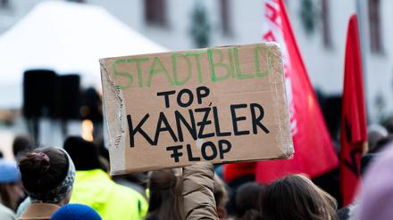 Am Wochenende fanden in mehreren deutschen Städten Demonstrationen gegen Merz’ Einlassungen zur Migrationspolitik statt.