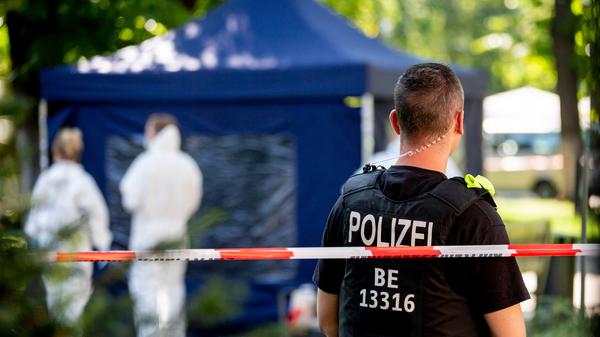 Ein Polizeibeamter sichert nach dem Mord an Selimchan Changoschwili den Tatort im Kleinen Tiergarten.