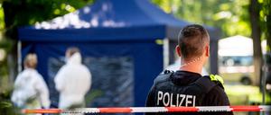 Ein Polizeibeamter sichert nach dem Mord an Selimchan Changoschwili den Tatort im Kleinen Tiergarten.