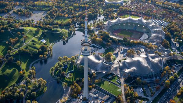 Das Münchner Olympiastadion aus der Luft.