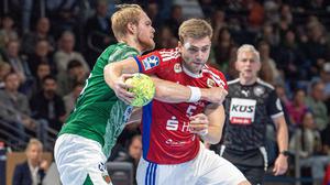 Matthes Langhoff und die Füchse bekommen gegen Hamburgs Offensive kaum Zugriff.