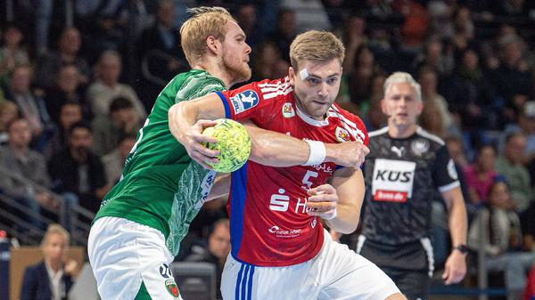 Matthes Langhoff und die Füchse bekommen gegen Hamburgs Offensive kaum Zugriff.