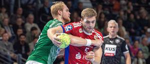 Matthes Langhoff und die Füchse bekommen gegen Hamburgs Offensive kaum Zugriff.