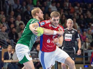Matthes Langhoff und die Füchse bekommen gegen Hamburgs Offensive kaum Zugriff.