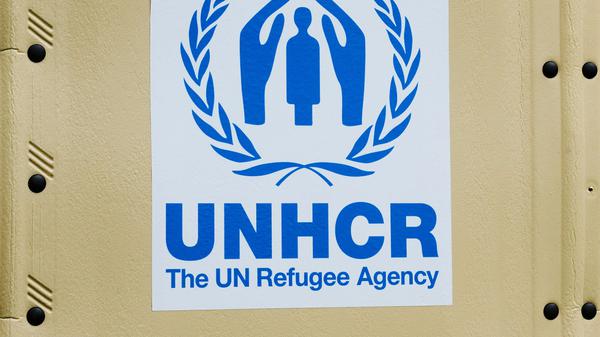 ARCHIV - 17.09.2021, Berlin: Das UNHCR-Logo klebt an einer Selbstbau-Hütte der UNHCR. Allein in diesem Jahr sollen die UNHCR-Hilfen 2,7 Millionen Menschen in der Ukraine erreichen. (zu dpa: «Huthi-Miliz stürmt Hauptquartier von UN-Flüchtlingshilfswerk») Foto: Annette Riedl/dpa +++ dpa-Bildfunk +++