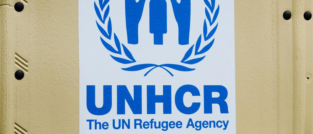 ARCHIV - 17.09.2021, Berlin: Das UNHCR-Logo klebt an einer Selbstbau-Hütte der UNHCR. Allein in diesem Jahr sollen die UNHCR-Hilfen 2,7 Millionen Menschen in der Ukraine erreichen. (zu dpa: «Huthi-Miliz stürmt Hauptquartier von UN-Flüchtlingshilfswerk») Foto: Annette Riedl/dpa +++ dpa-Bildfunk +++