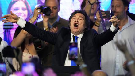 Argentiniens Präsident Javier Milei jubelt nach Schließung der Wahllokale bei der Parlamentswahl.