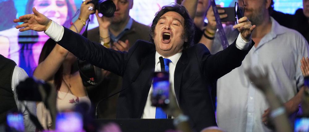 Argentiniens Präsident Javier Milei jubelt nach Schließung der Wahllokale bei der Parlamentswahl.