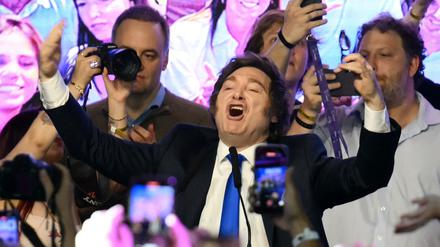 Javier Milei feiert den Wahlsieg seiner Partei.