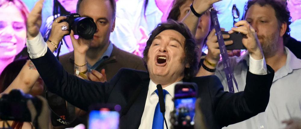 Javier Milei feiert den Wahlsieg seiner Partei.